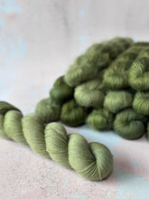Load image into Gallery viewer, Ivy - Various Bases - The Spring Court
